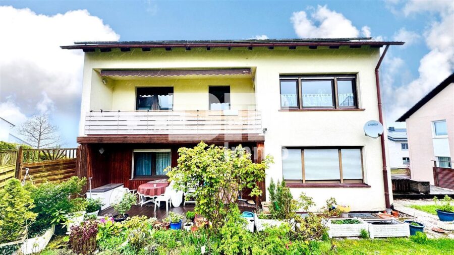 Umfangreich teilsaniertes Dreifamilienhaus mit Garage + PV Anlage und großem Garten - Rückansicht / Terrasse EG WE1